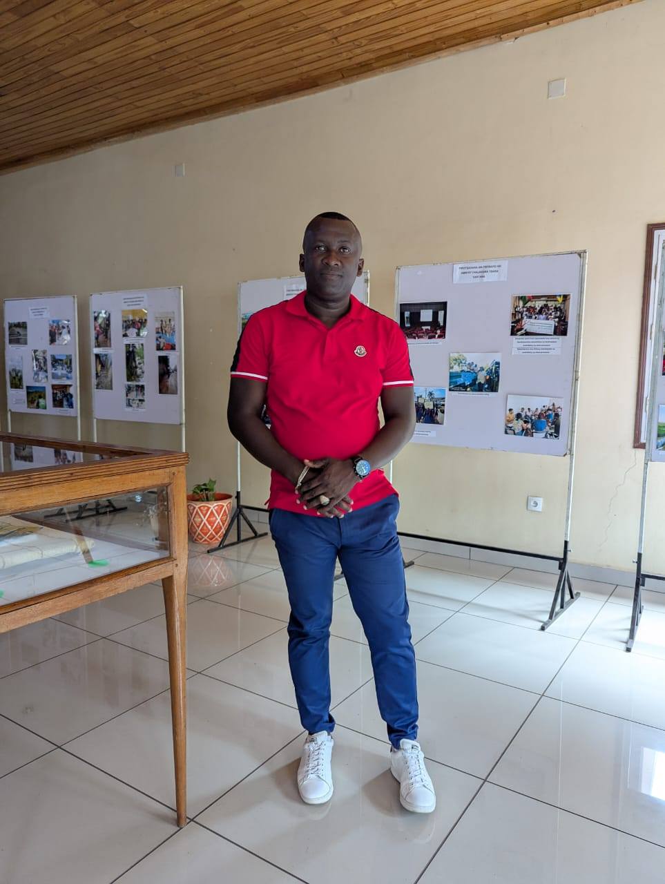 SARY MANODIDINA NY 3000 MIRAKITRA IREO ASAN' NY FIROTSAHANA AN-TSITRAPO ETO ANIVON'NY MINISTERAN' NY SERASERA SY NY KOLONTSAINA