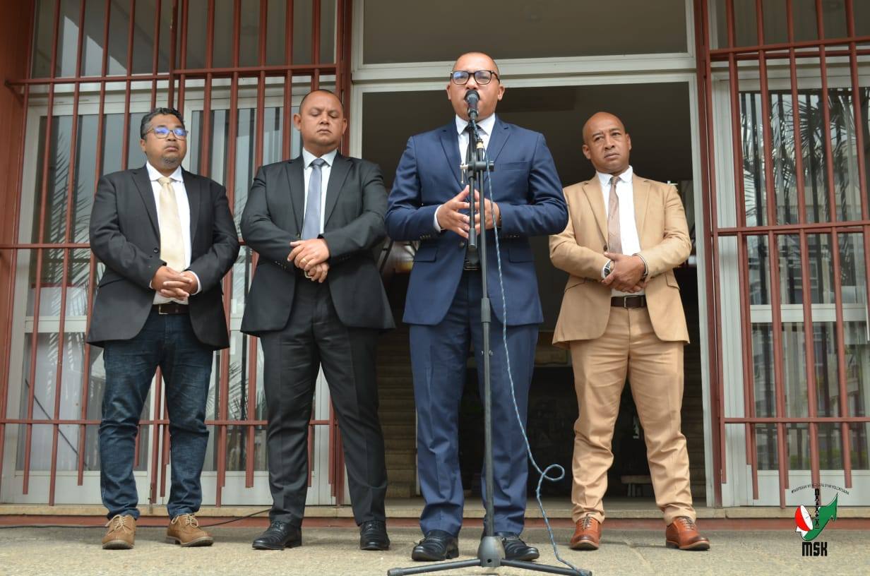 ANDRO VITSIVITSY MIALOHAN' NY ASARAMANITRA DIA NITONDRA NY TENY FISAORANA HOAN' IREO MPIARA-MIASA ETO ANIVON'  NY SERASERA SY NY KOLONTSAINANY MINISITRA GASCAR FENOSOA NANDRITRA NY FOTOANA FANANGANAN-TSAINA