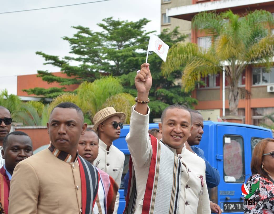 HARAVORAVOANA SY ENDRIKA FENO TSIKY NO NIARAHAN'NY MPIKABARY NISANTATRA NY ANDROM-PIRENENA HO AN' NY KABARY MALAGASY