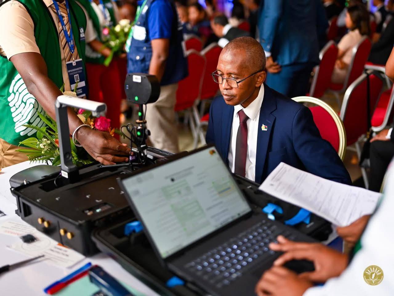 NISANTATRA NY FISORATANA ANARANA BIOMETRIKA NY FILOHAN' NY FANAVAOZANA NY REPOBLIKA SY IREO MPANOLOTSAINA AVO, IREO ANDRIMPANJAKANA, ARY NY GOVERNEMANTA