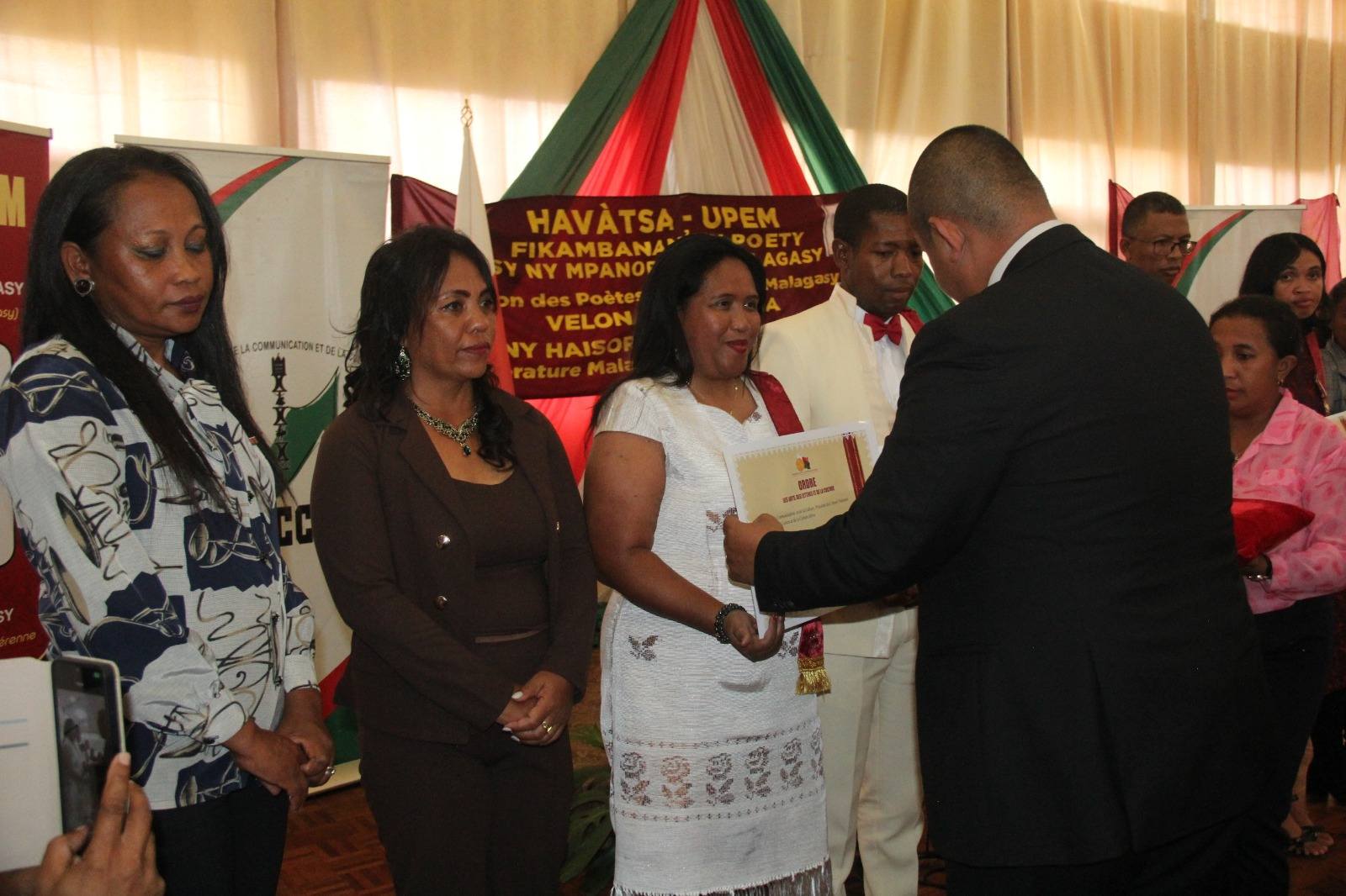 FIKAMBANAN' NY POETY SY MPANORATRA MALAGASY HAVATSA-UPEM, NOTOLORANA MARI-BONINAHITRY NY KANTO IREO MPANORATRA