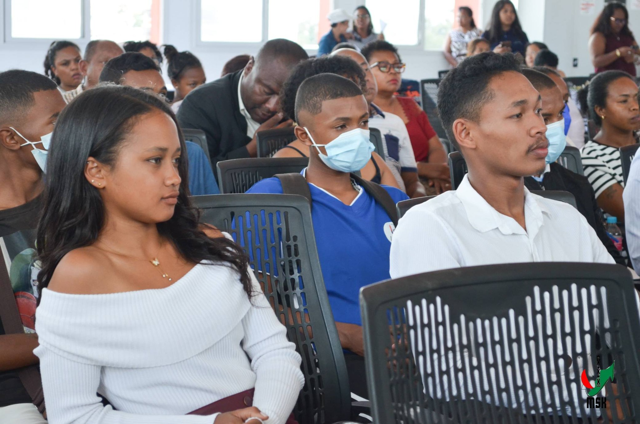 FAMPIROBOROBOANA NY TONTOLON' NY BOKY ATAON' NY MINISTERAN' NY SERASERA SY NY KOLONTSAINA NAMPAHAFANTATRA ANDROANY NY DIARIN' I ANNE FRANK VITA TENY MALAGASY