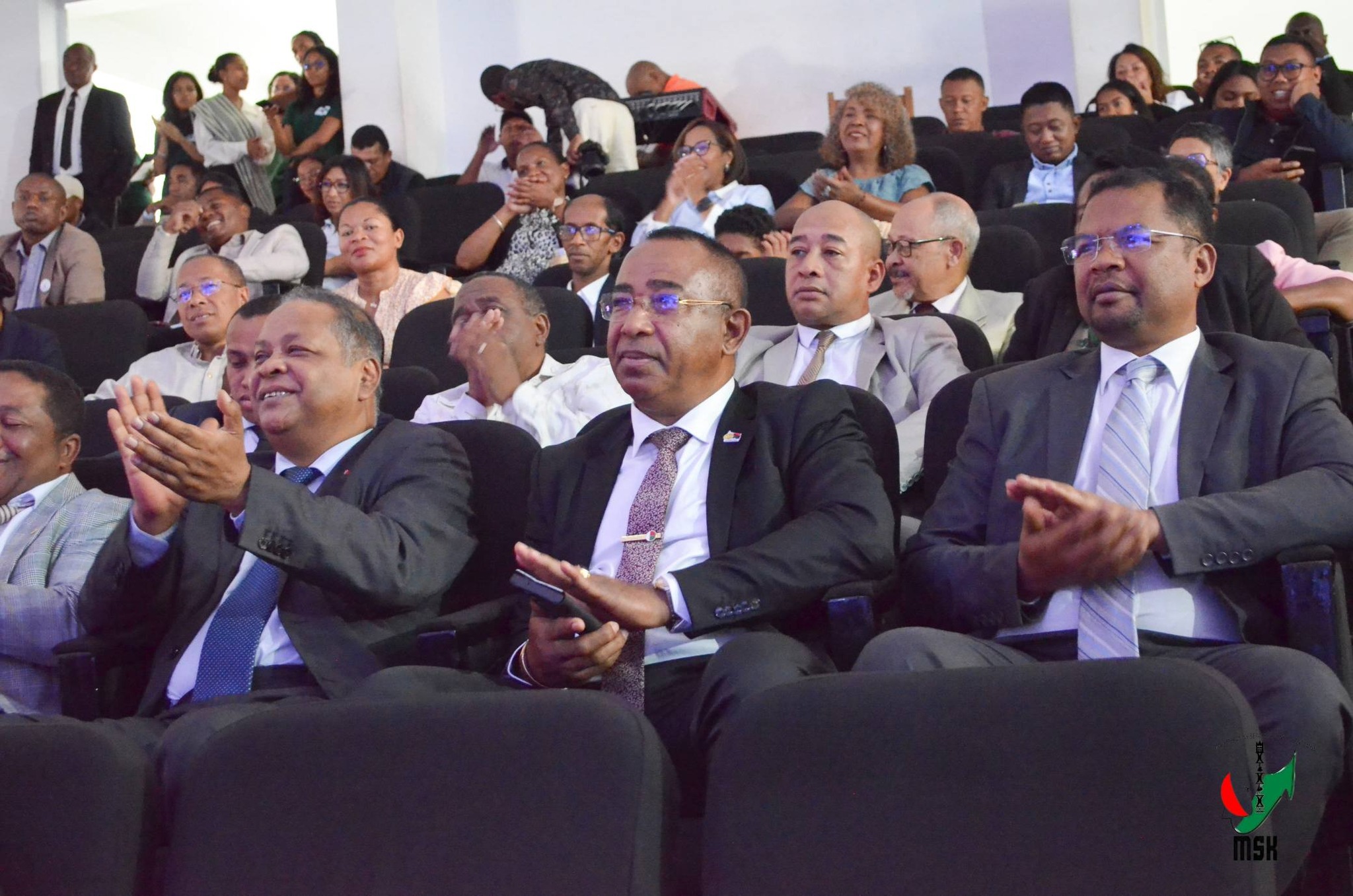 NOTOLORAN' NY AJE-FIKAMBANAN' NY MPANAO GAZETY MIKIRAKIRA NY TONTOLO IAINANA MARI-PANKASITAHANA IREO OLO-MALAZAN' NY FIKAROHANA ARA-TSIANSA