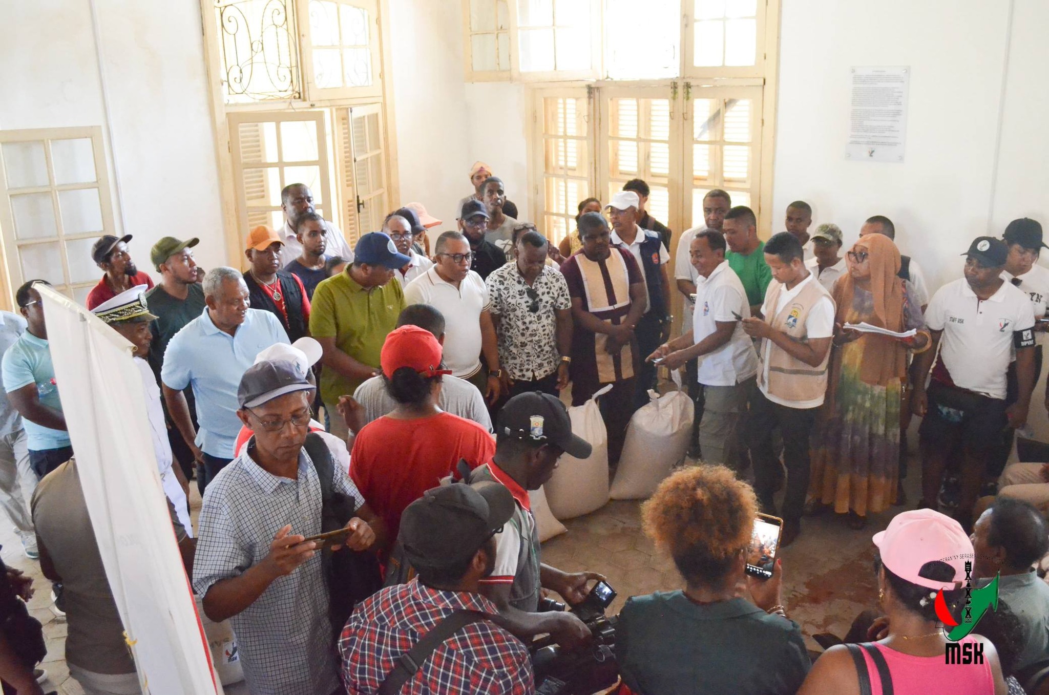 NIVIMBINA IZAY VOATSIRAMBIN' NY TANANY NY MINISTERAN' NY SERASERA SY NY KOLONTSAINA HANAMAIVANANA NY VESATRY NY RIVODOZA GEZANI