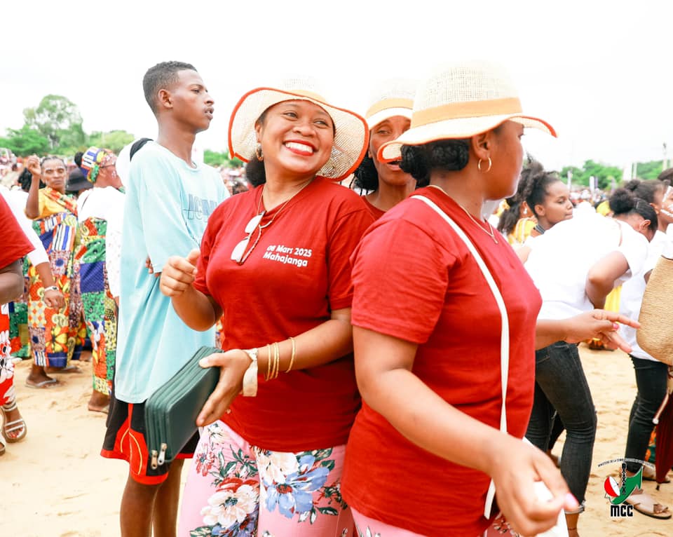 MANAN-KASINA NY VEHIVAVY ! MANAN-DANJA NY FANIRIANY, MENDRIKA HO TANTERAHINA NY NOFINOFINY