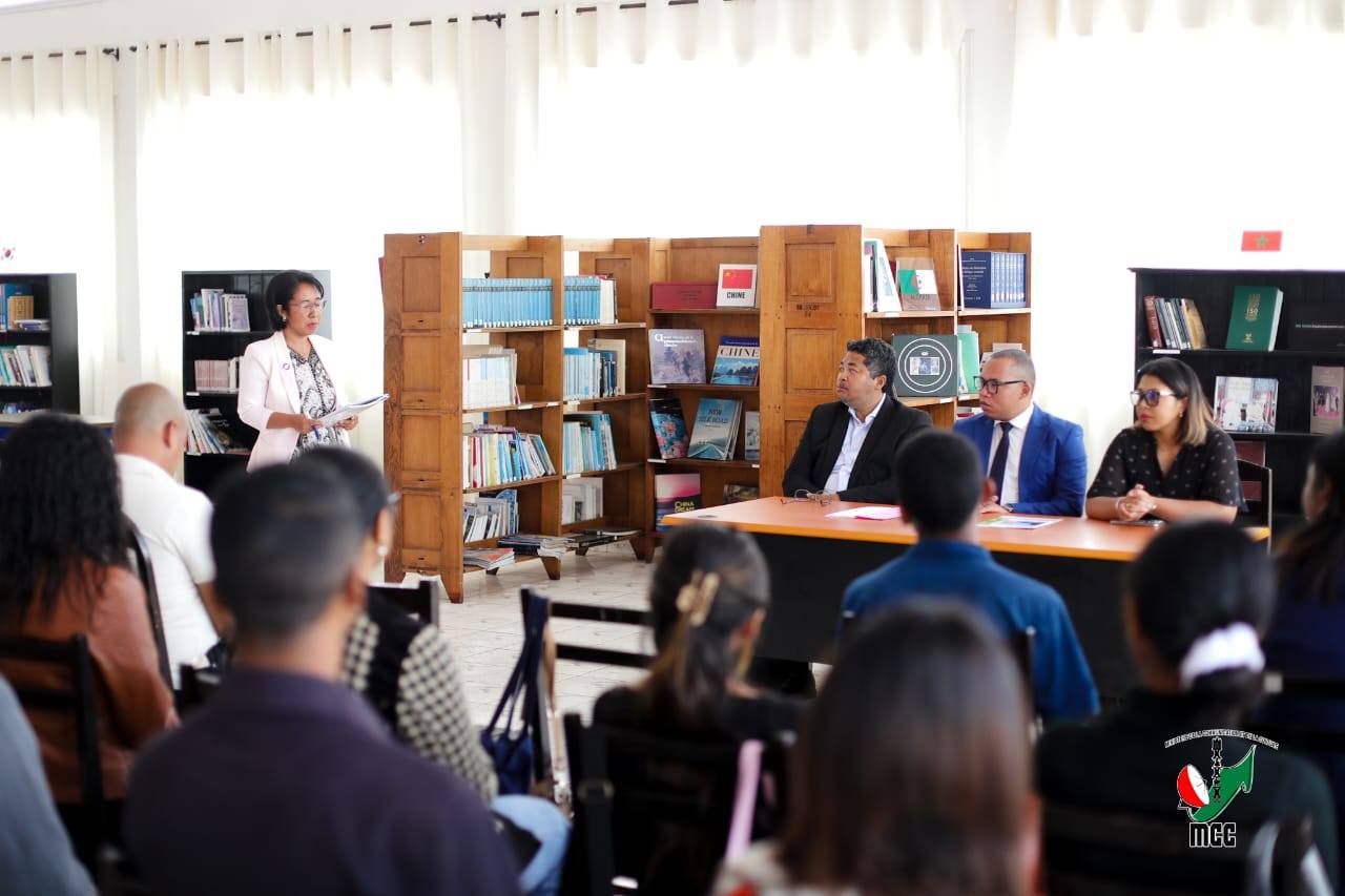 NORAISIN' NY MINISTERAN' NY SERASERA SY NY KOLONTSAINA IREO TANORA MPILATSAKA AN-TSITRAPO HO ANY FRANTSA