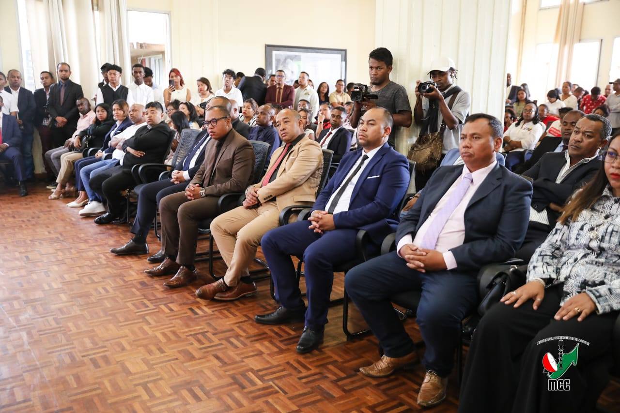 NANDRAY NY ASANY NANOMBOKA ANDROANY NY SEKRETETA JENERALY VAOVAO EO ANOVON' NY MINISTERAN' NY SERASERA SY NY KOLONTSAINA RASOLOFOARIJAONA MIARY