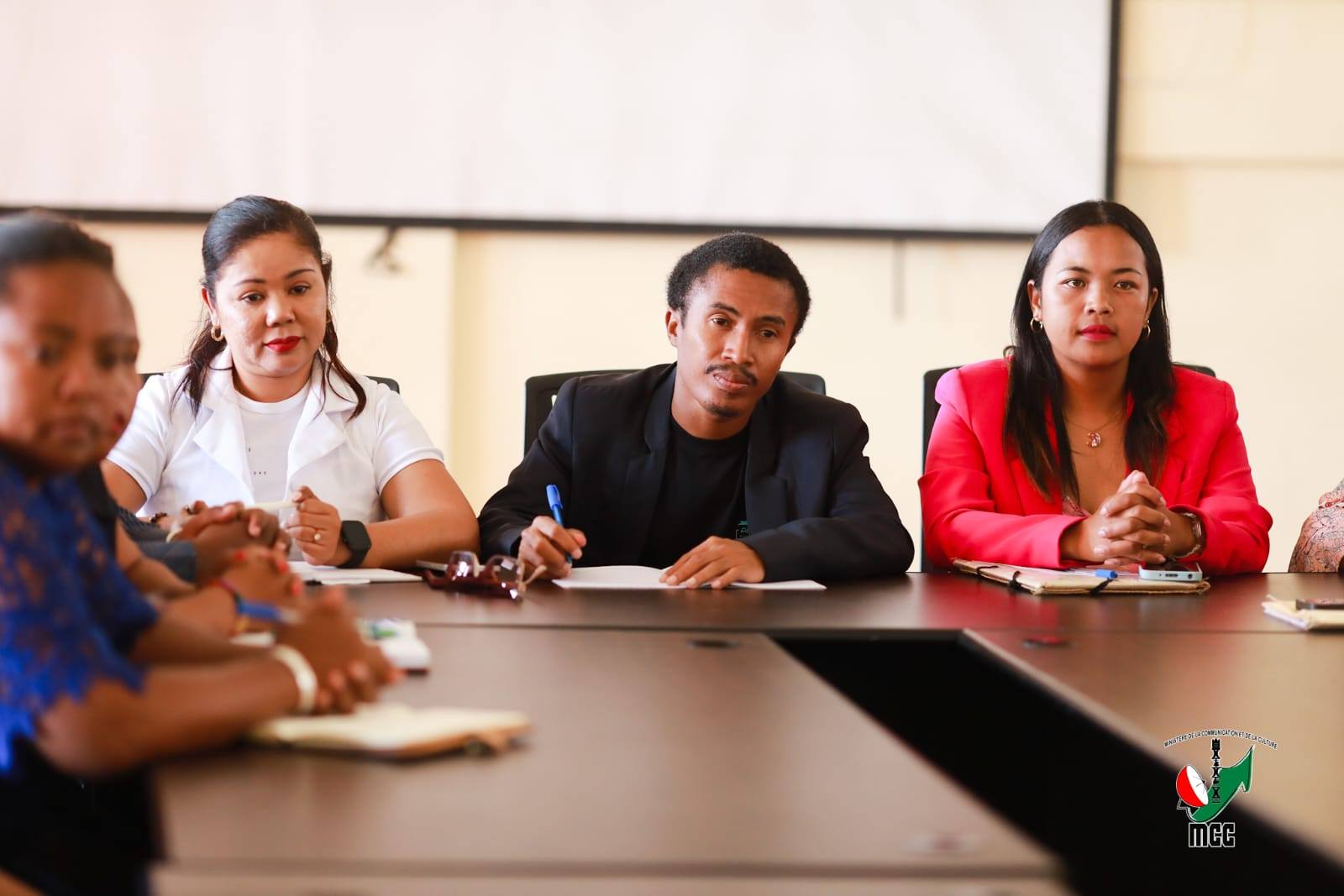 NOTANTERAHINA ANDROANY ZOMA 28 NOVAMBRA 2025 NY FIHAONANA NARAHINA FIVORIANA ARAK'ASA TEO AMIN'NY MINISITRA GASCAR FENOSOA SY IREO TALEM-PARITRY NY SERASERA SY NY KOLONTSAINA