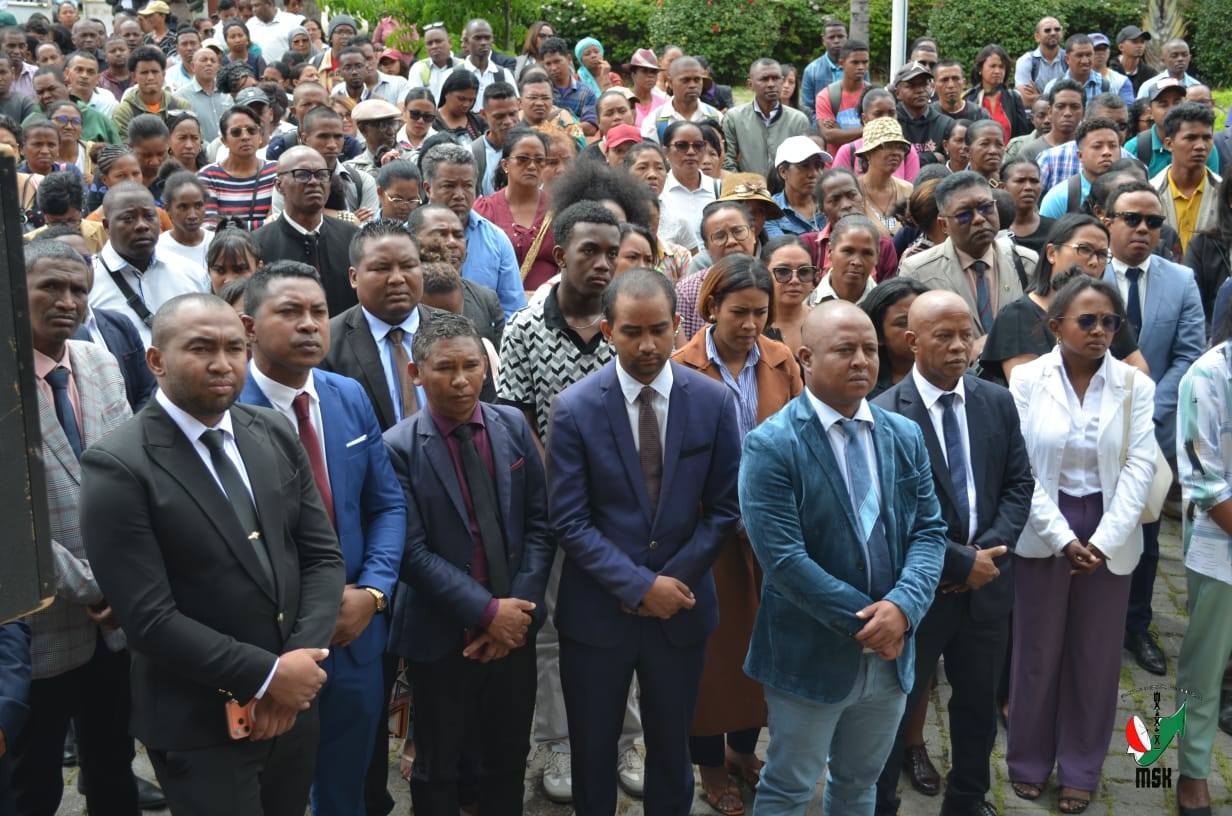 ANDRO VITSIVITSY MIALOHAN' NY ASARAMANITRA DIA NITONDRA NY TENY FISAORANA HOAN' IREO MPIARA-MIASA ETO ANIVON'  NY SERASERA SY NY KOLONTSAINANY MINISITRA GASCAR FENOSOA NANDRITRA NY FOTOANA FANANGANAN-TSAINA