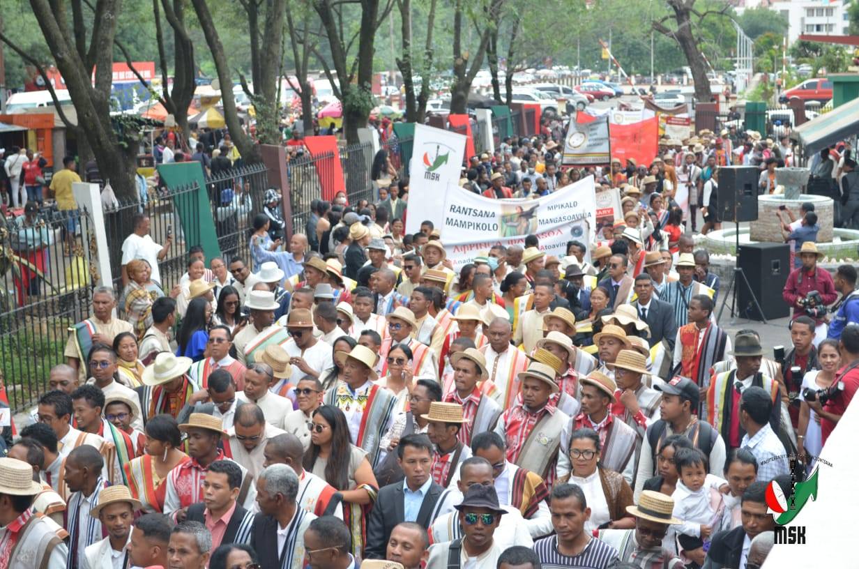 HARAVORAVOANA SY ENDRIKA FENO TSIKY NO NIARAHAN'NY MPIKABARY NISANTATRA NY ANDROM-PIRENENA HO AN' NY KABARY MALAGASY