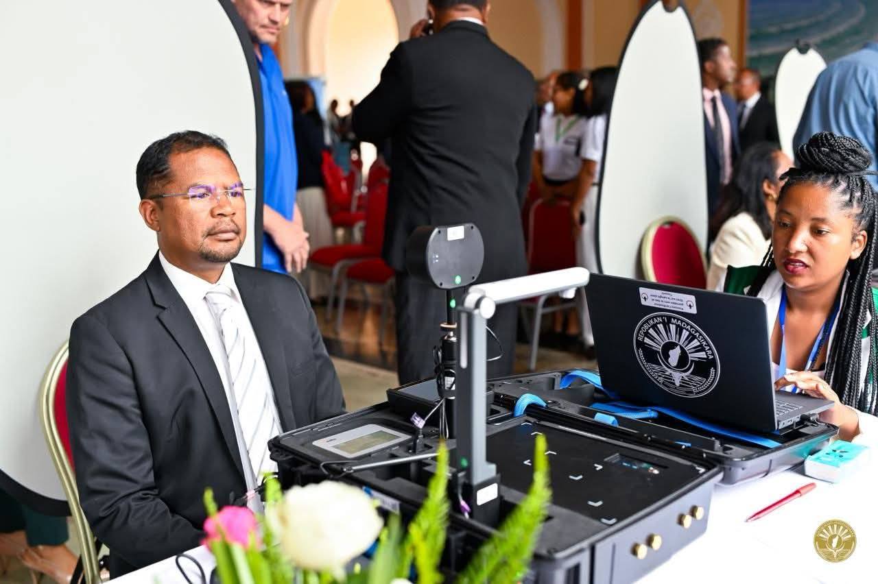 NISANTATRA NY FISORATANA ANARANA BIOMETRIKA NY FILOHAN' NY FANAVAOZANA NY REPOBLIKA SY IREO MPANOLOTSAINA AVO, IREO ANDRIMPANJAKANA, ARY NY GOVERNEMANTA