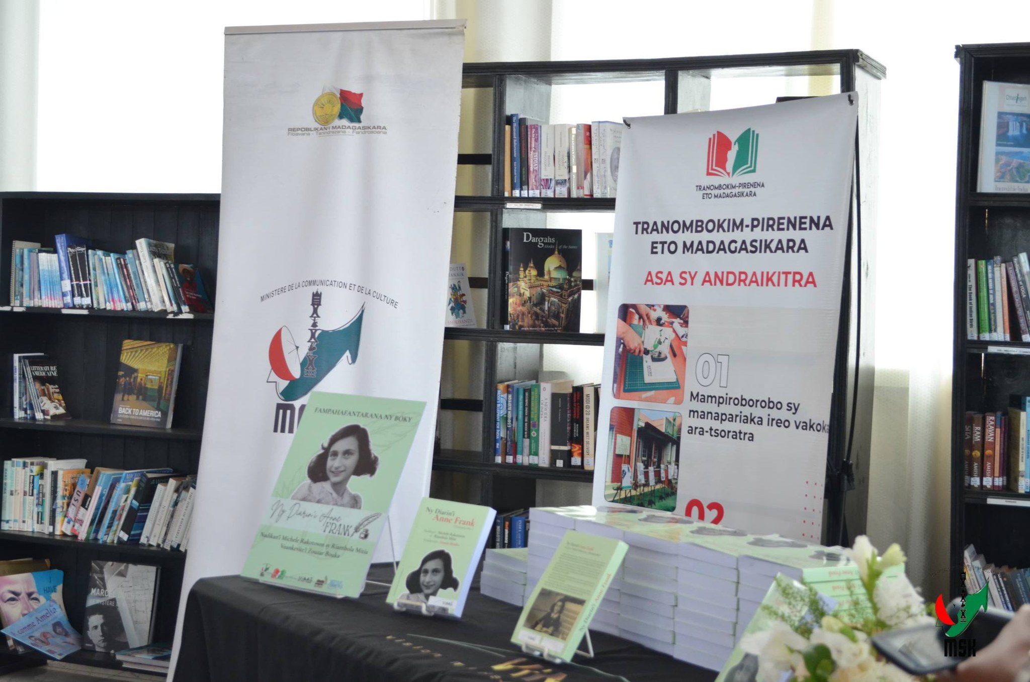 FAMPIROBOROBOANA NY TONTOLON' NY BOKY ATAON' NY MINISTERAN' NY SERASERA SY NY KOLONTSAINA NAMPAHAFANTATRA ANDROANY NY DIARIN' I ANNE FRANK VITA TENY MALAGASY