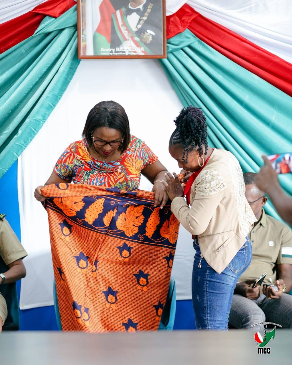 MITOHY HATRANY NY FAMPITAOVANA ATAON' NY FITONDRAM-PANJAKANA HO AN' IREO RAFITRA ENY IFOTONY