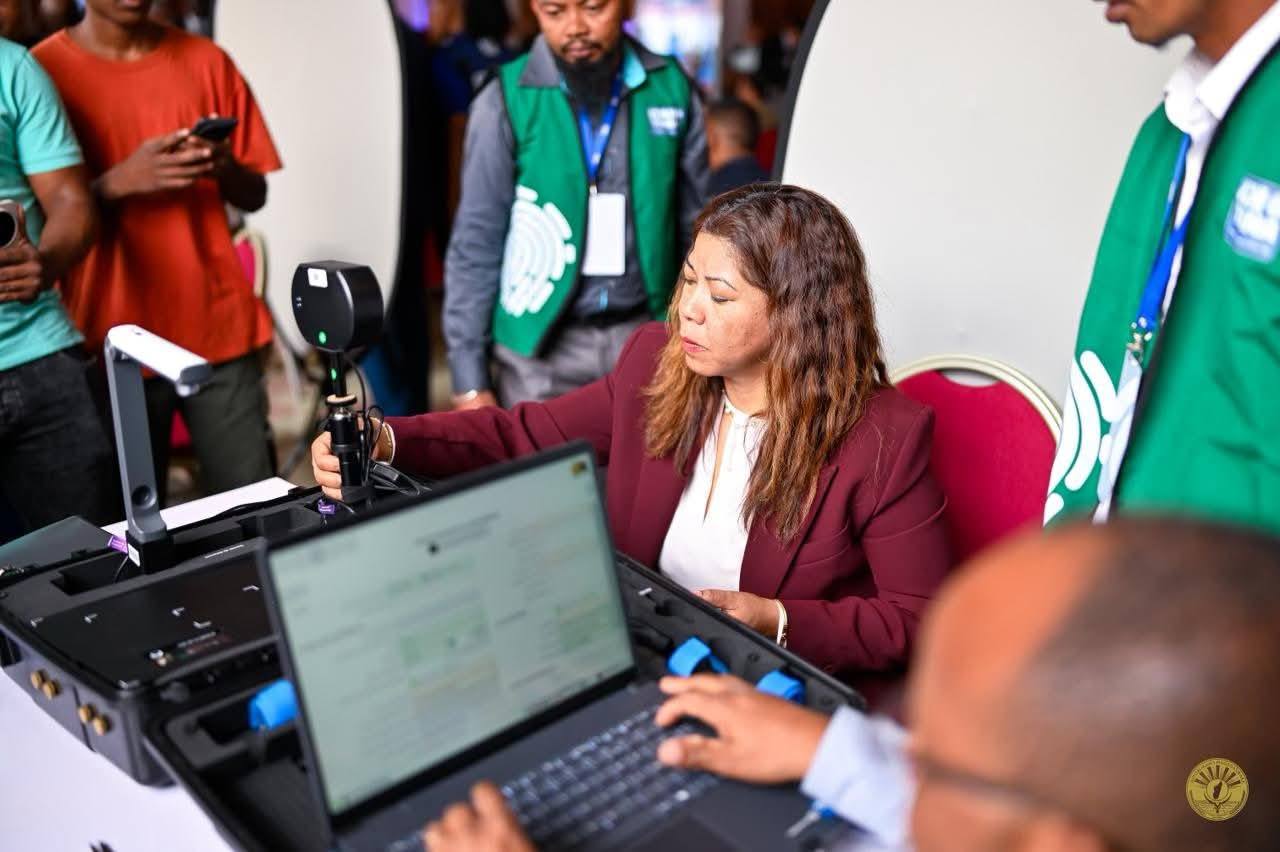 NISANTATRA NY FISORATANA ANARANA BIOMETRIKA NY FILOHAN' NY FANAVAOZANA NY REPOBLIKA SY IREO MPANOLOTSAINA AVO, IREO ANDRIMPANJAKANA, ARY NY GOVERNEMANTA