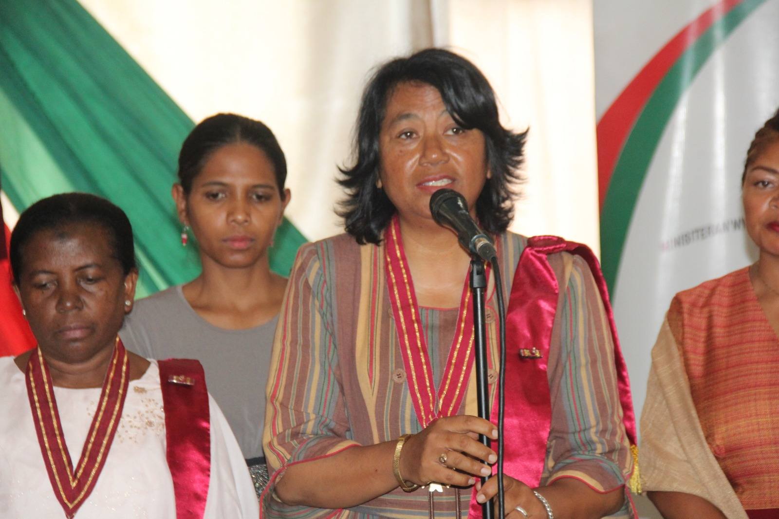 FIKAMBANAN' NY POETY SY MPANORATRA MALAGASY HAVATSA-UPEM, NOTOLORANA MARI-BONINAHITRY NY KANTO IREO MPANORATRA