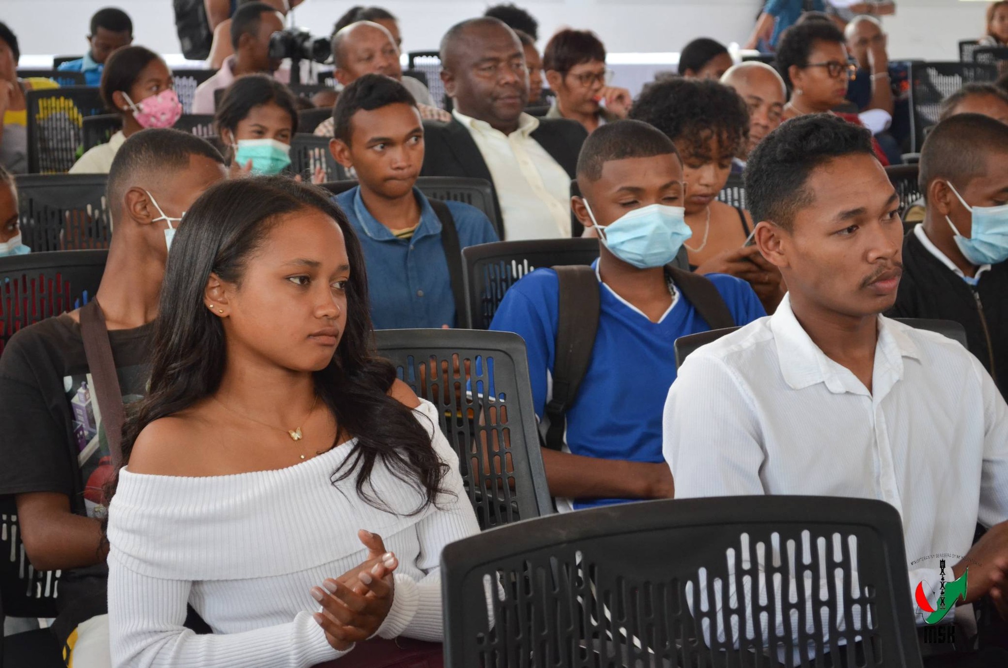 FAMPIROBOROBOANA NY TONTOLON' NY BOKY ATAON' NY MINISTERAN' NY SERASERA SY NY KOLONTSAINA NAMPAHAFANTATRA ANDROANY NY DIARIN' I ANNE FRANK VITA TENY MALAGASY