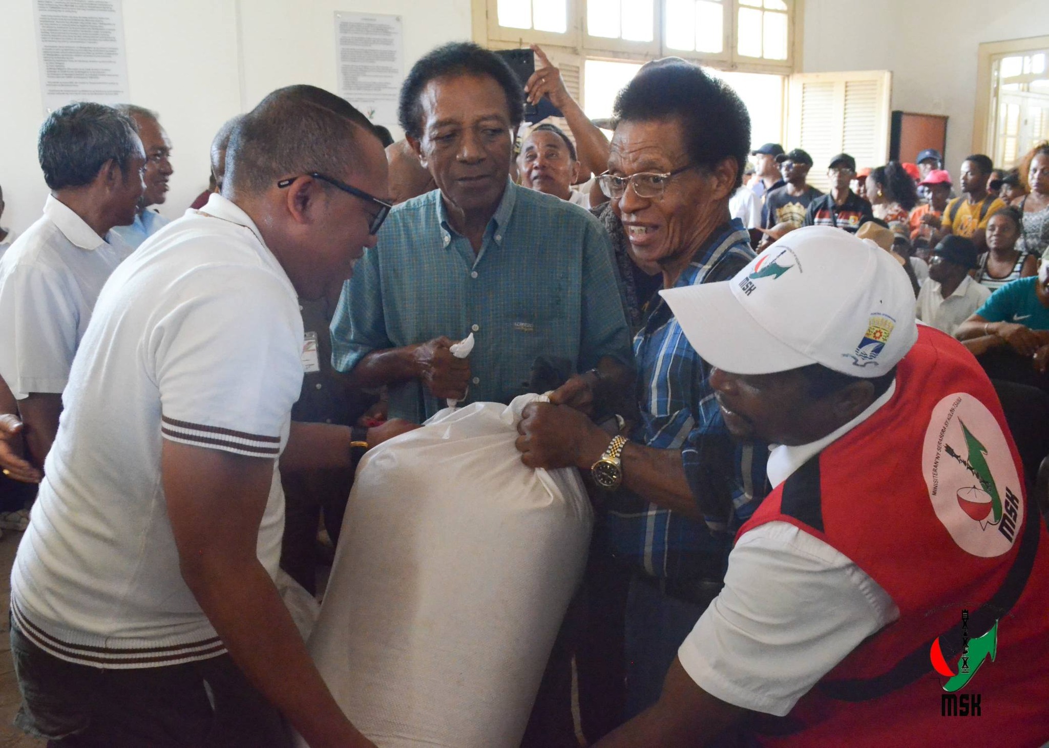 NIVIMBINA IZAY VOATSIRAMBIN' NY TANANY NY MINISTERAN' NY SERASERA SY NY KOLONTSAINA HANAMAIVANANA NY VESATRY NY RIVODOZA GEZANI