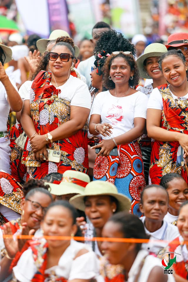 MANAN-KASINA NY VEHIVAVY ! MANAN-DANJA NY FANIRIANY, MENDRIKA HO TANTERAHINA NY NOFINOFINY