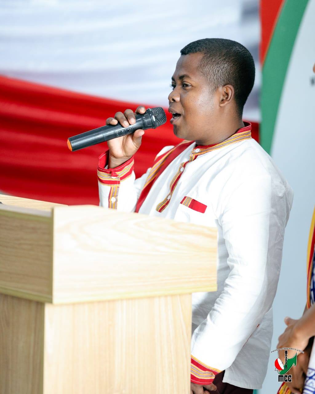 MITOHY HATRANY NY FAMPITAOVANA ATAON' NY FITONDRAM-PANJAKANA HO AN' IREO RAFITRA ENY IFOTONY