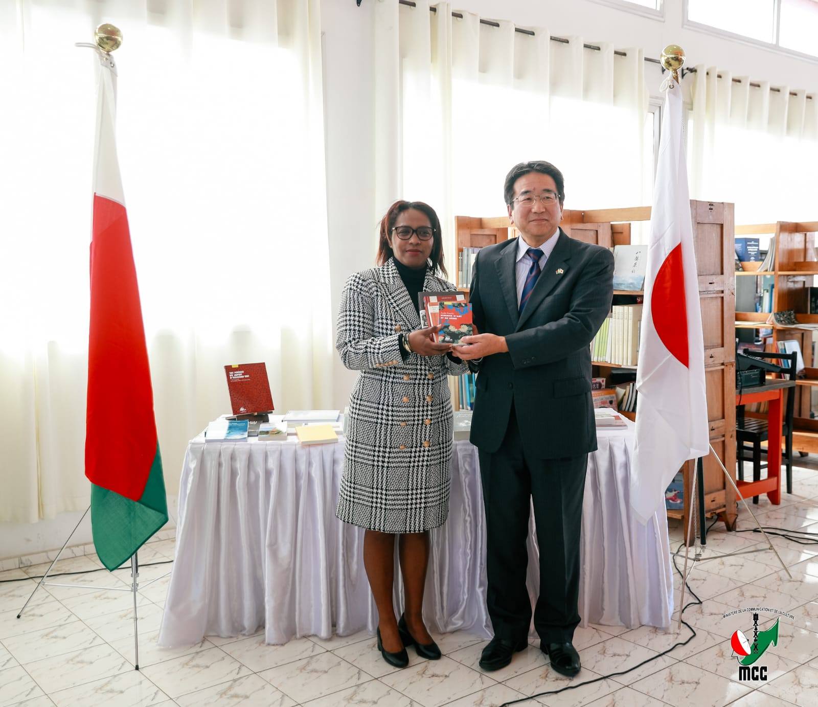 TSY FANOMEZANA TSOTRA FOTSINY IHANY NY LANONANA FANOLORANA BOKY FA FANEHOANA FASAKAIZANA, FIARAHA-MIASA ARY FITOKISANA LALINA