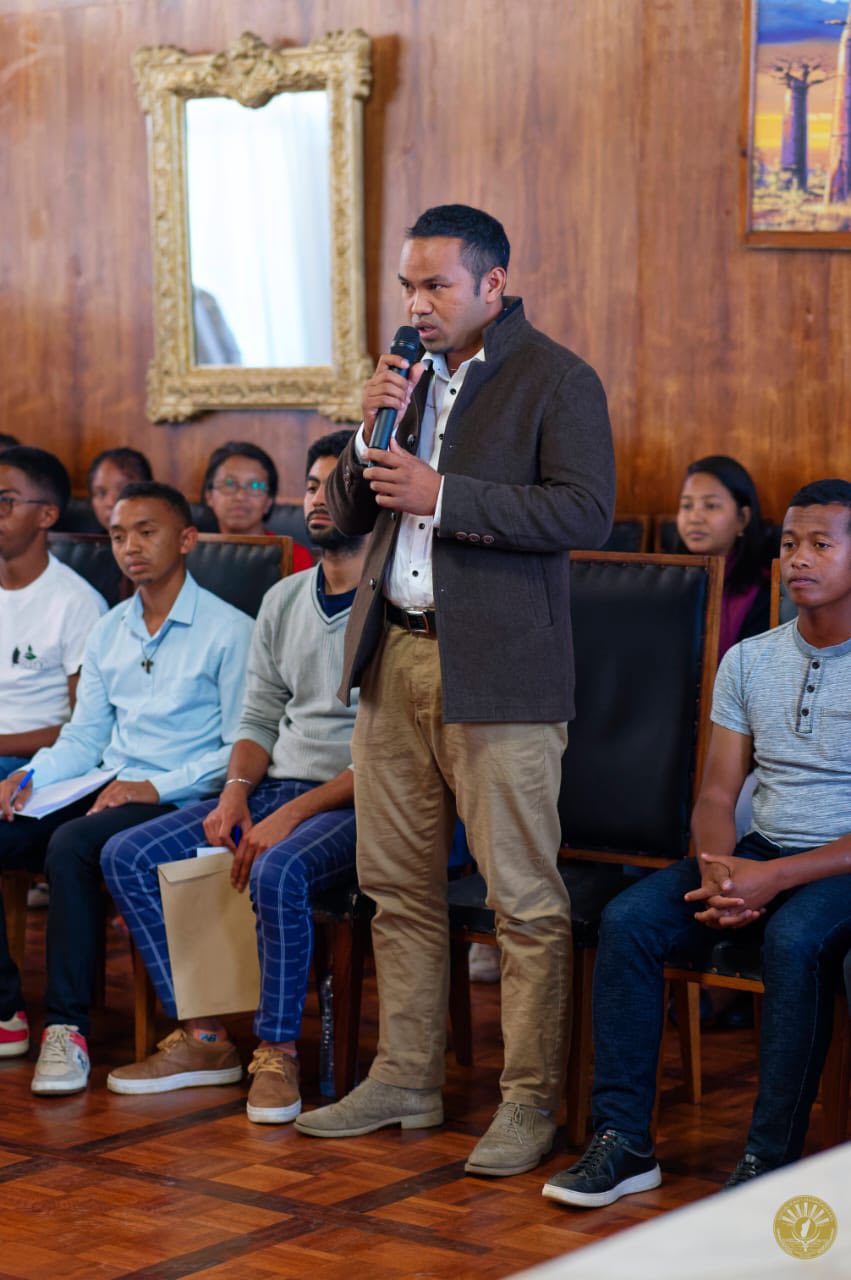 NIJERY IFOTONY NY OLAN' NY MPIANATRA TENY AMIN' NY SEKOLY AMBONY POLYTEKNIKA VONTOVORONA SY NY ONIVERSITEN' ANKATSO NY KOLONELY RAMPANARIVO SOLOFONIAINA THIERRY