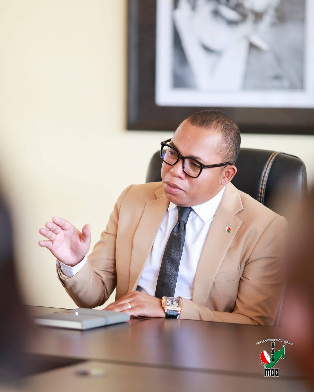 NOTANTERAHINA ANDROANY ZOMA 28 NOVAMBRA 2025 NY FIHAONANA NARAHINA FIVORIANA ARAK'ASA TEO AMIN'NY MINISITRA GASCAR FENOSOA SY IREO TALEM-PARITRY NY SERASERA SY NY KOLONTSAINA