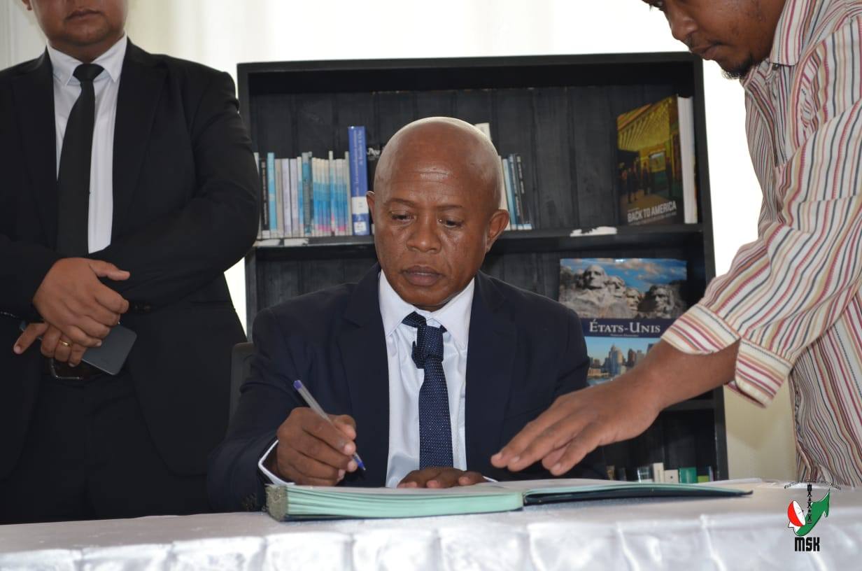 TOMPON' ANDRAIKITRA AMBONY MAROMARO EO ANIVON' NY MINISTERAN' NT SERASERA SY NY KOLONTSAINA NO NANDRAY NY ASANY ANDROANY ALAROBIA 10 DESAMBRA 2025 TAORIAN' NY NAHAVOATENDRY AZY IREO NANDRITRA NY FILAN-KEVITRY NY MINISITRA NY ALATSINAINY 08 DESAMBRA 2025 L