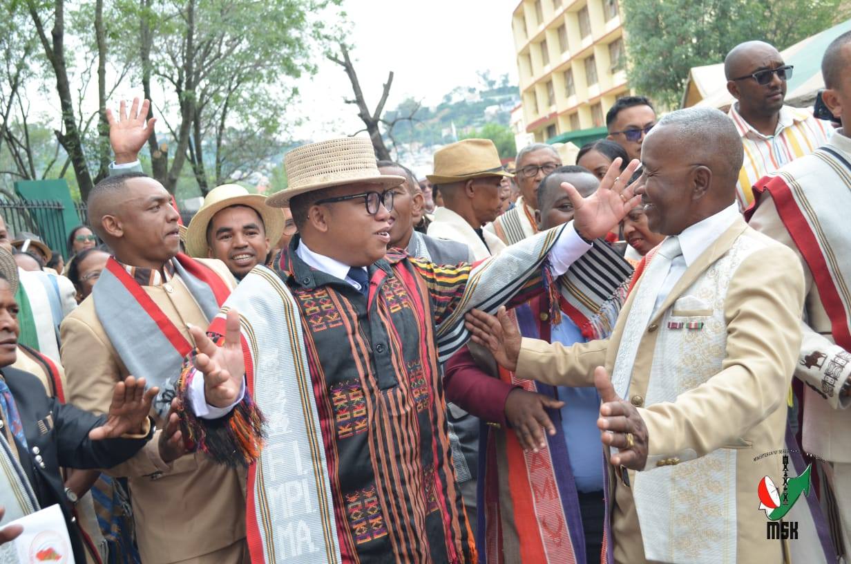 HARAVORAVOANA SY ENDRIKA FENO TSIKY NO NIARAHAN'NY MPIKABARY NISANTATRA NY ANDROM-PIRENENA HO AN' NY KABARY MALAGASY