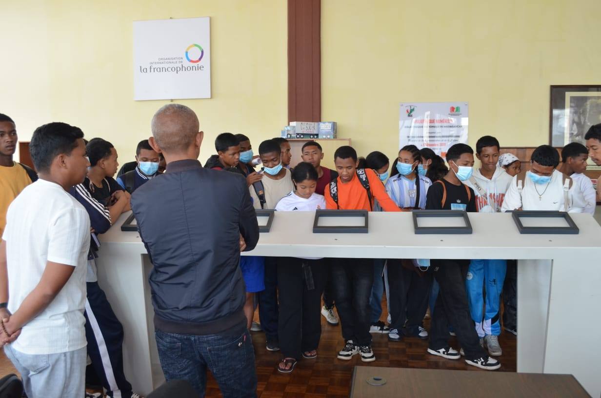 NAMPAHAFANTARIN' NY MINISTERAN' NY SERASERA SY NY KOLONTSAINA AN' IREO MPIANATRA NY ASA SY ANDRAIKITRY NY TRANOMBOKIM-PIRENENA