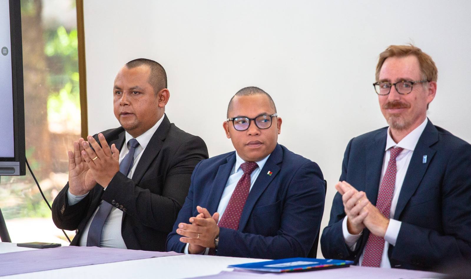 ATRIKASA FANOMBOHAN' NY TETIKASA MOMBA NY FAHALALAHANA MANEHO HEVITRA, IREO FITAOVAN-TSERASERA VAOVAO, FAMPIROBOROBOANA NY ORINASAN-TSERASERA MALALAKA, MAHALEOTENA SY MAROLOKO