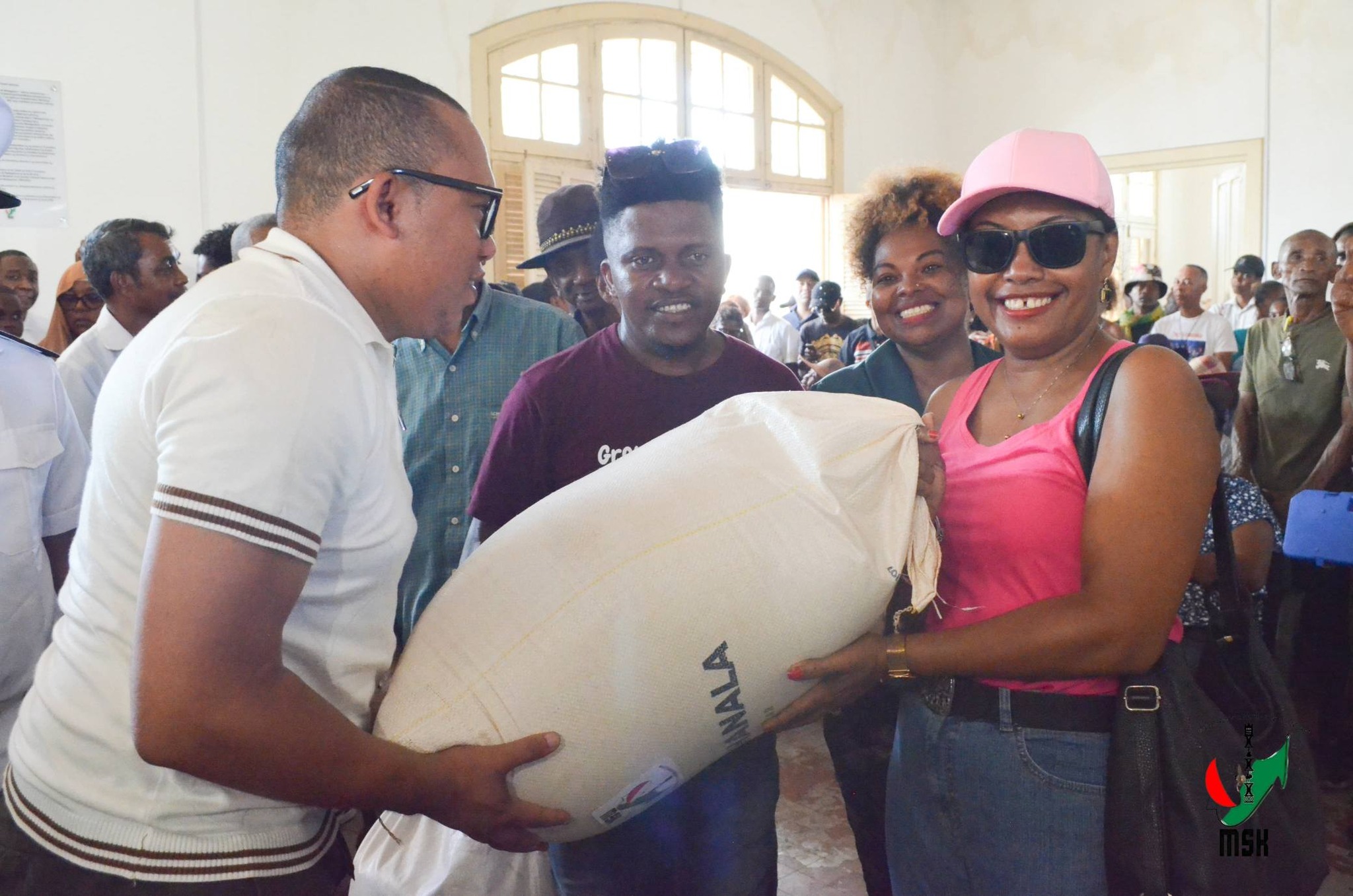 NIVIMBINA IZAY VOATSIRAMBIN' NY TANANY NY MINISTERAN' NY SERASERA SY NY KOLONTSAINA HANAMAIVANANA NY VESATRY NY RIVODOZA GEZANI