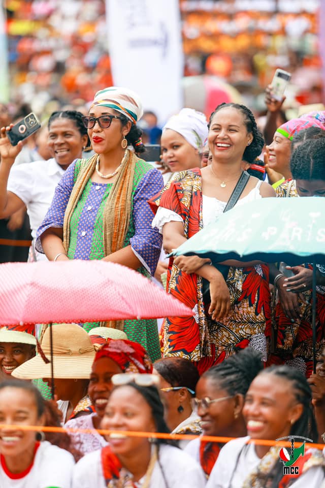 MANAN-KASINA NY VEHIVAVY ! MANAN-DANJA NY FANIRIANY, MENDRIKA HO TANTERAHINA NY NOFINOFINY