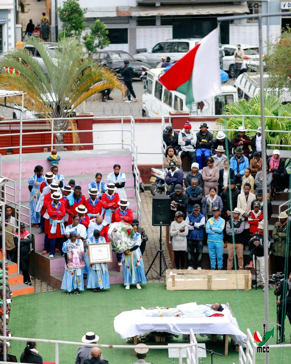 " OFFICIER DE L' ORDRE NATIONAL MALAGASY " IO NO MARI-BONINAHITRA NATOLOTRY NY FILOHAN' NY REPOBLIKA ANDRY RAJOELINA HO FANOMEZAM-BONINAHITRA AN' I SAHONDRAFININA ZANANY, MPIHIRAGASY