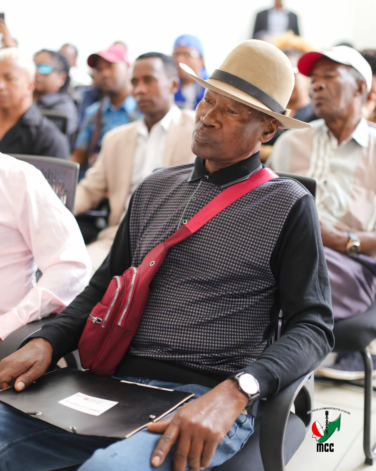 TAO ANATY FIRAHALAHIANA NY FIHAONANA NANAOVANA DINIDINIKA TEO AMIN' IREO MPANAKANTO SY NY MINISITRA MPIAHY