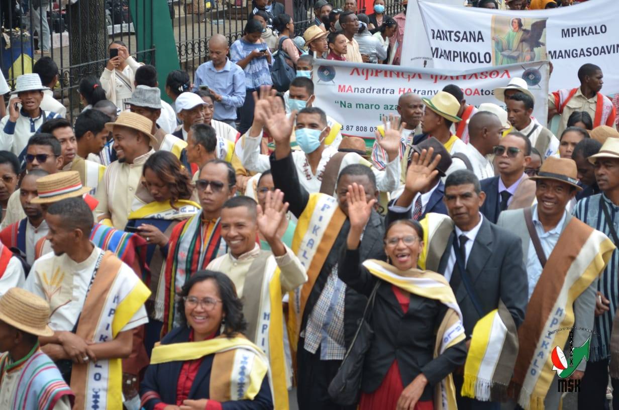 HARAVORAVOANA SY ENDRIKA FENO TSIKY NO NIARAHAN'NY MPIKABARY NISANTATRA NY ANDROM-PIRENENA HO AN' NY KABARY MALAGASY