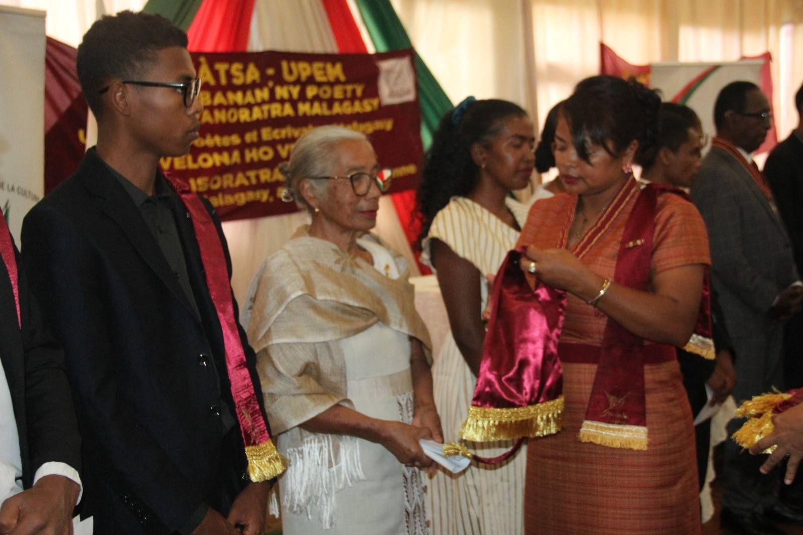 FIKAMBANAN' NY POETY SY MPANORATRA MALAGASY HAVATSA-UPEM, NOTOLORANA MARI-BONINAHITRY NY KANTO IREO MPANORATRA