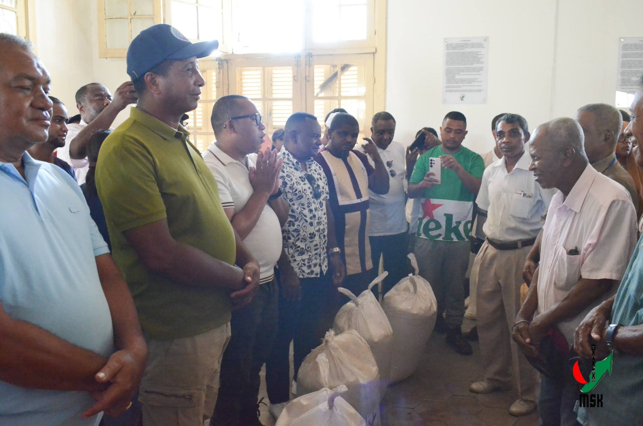 NIVIMBINA IZAY VOATSIRAMBIN' NY TANANY NY MINISTERAN' NY SERASERA SY NY KOLONTSAINA HANAMAIVANANA NY VESATRY NY RIVODOZA GEZANI