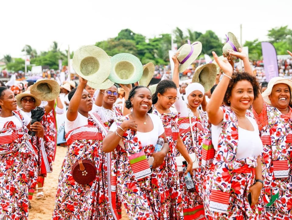 MANAN-KASINA NY VEHIVAVY ! MANAN-DANJA NY FANIRIANY, MENDRIKA HO TANTERAHINA NY NOFINOFINY