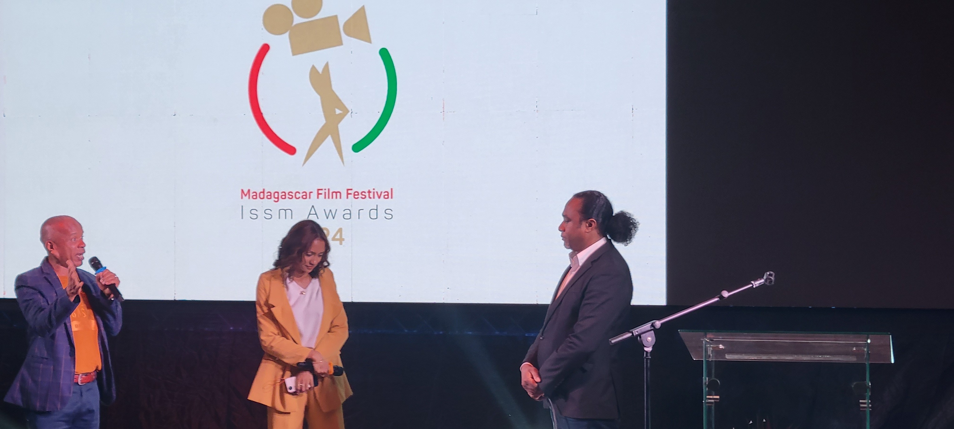 SARIMIHETSIKA MALAGASY : EFA MIHAMATIHANINA ANKEHITRINY