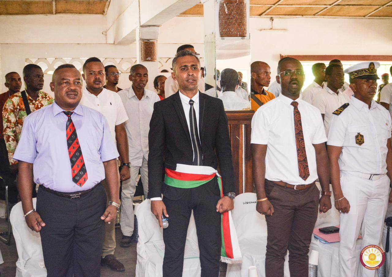 BASE TOLIARA VONONA HIFANOME TANANA NY RAY AMAN-DRENY SY NY MPANAO POLITIKA ATY AN-TOERANA HO AN' IO TETIKASA IO