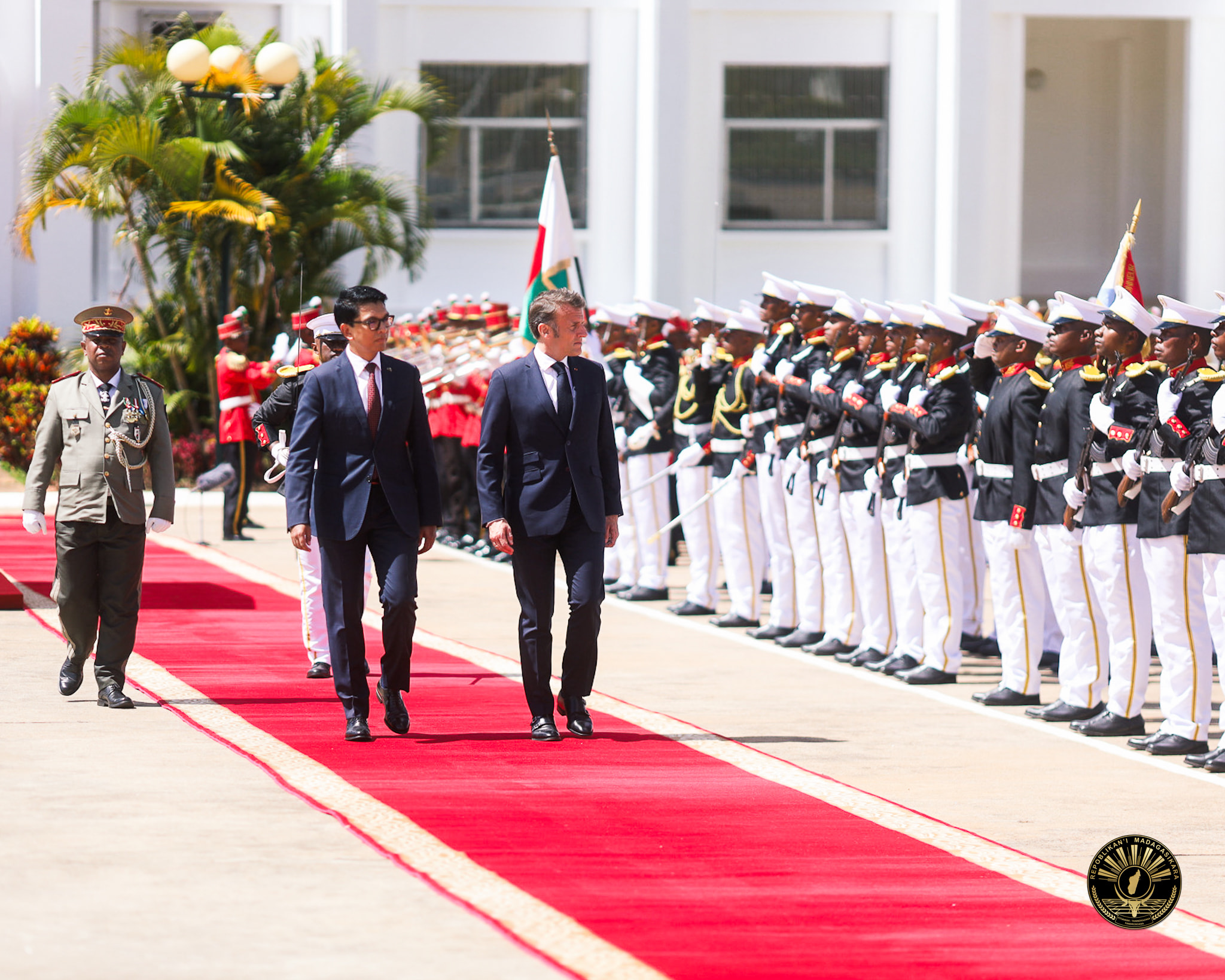 NORAISIN' NY FILOHAN' NY REPOBLIKA ANDRY RAJOELINA SY RAMATOA VADINY NY FILOHAN' NY REPOBLIKA FRANTSAY EMMANUEL MACRON SY RAMATOA VADINY TENY AMIN' NY LAPAM-PANJAKANA IAVOLOHA