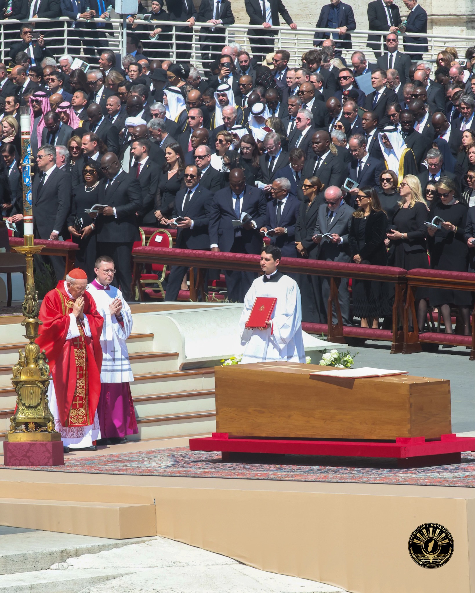 HOY NY FILOHA ANDRY RAJOELINA MANOHINA NY FO NY MAHITA AN' IZAO TONTOLO IZAO ETO AMIN' NY KIANJAN' I MASINDAHY PIERA ETO VATICAN