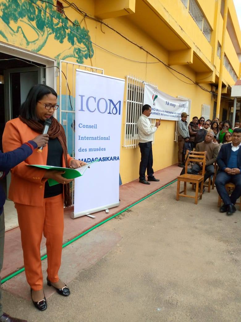 HAHARITRA DIMY ANDRO ITY FAMPIRANTIANA HIARAHANA AMIN'NY ICOM-MADAGASCAR ETSY AMPEFILOHA ITY