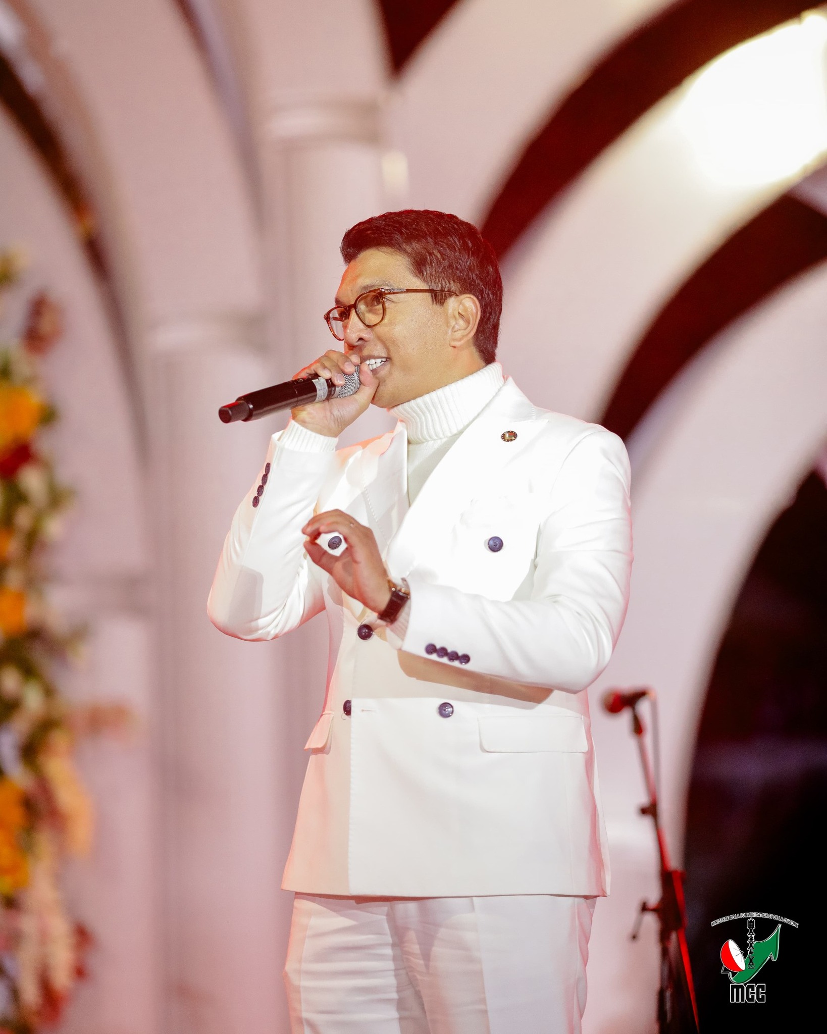 ANTSAM-PIDERANA HO AN' NY FIRENENA