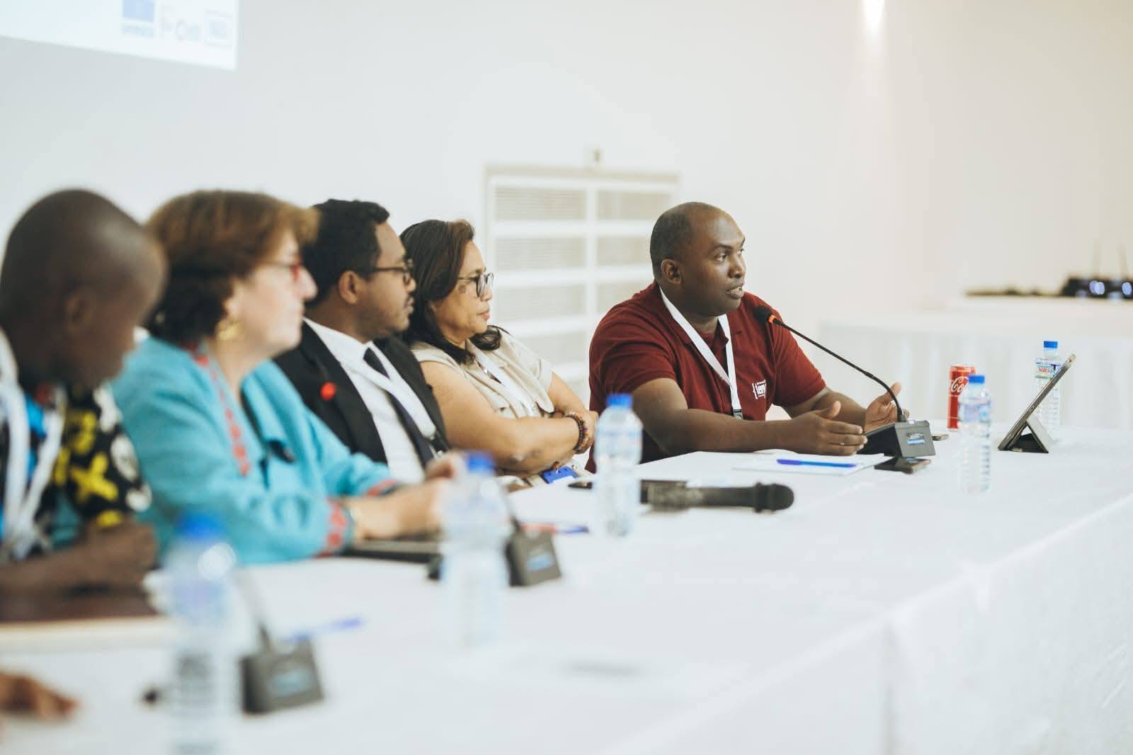 NISONGADINA TEO AMIN' NY SEHATRA AFRIKANA NY EZAKA VITAN' I MADAGASIKARA TAMIN' NY FAMETRAHANA NY " SATAN' NY MATIHANINA AMIN' NY SEHATRY NY BOKY " NA NY " CHARTES DES PROFESSIONNELS DU LIVRE "