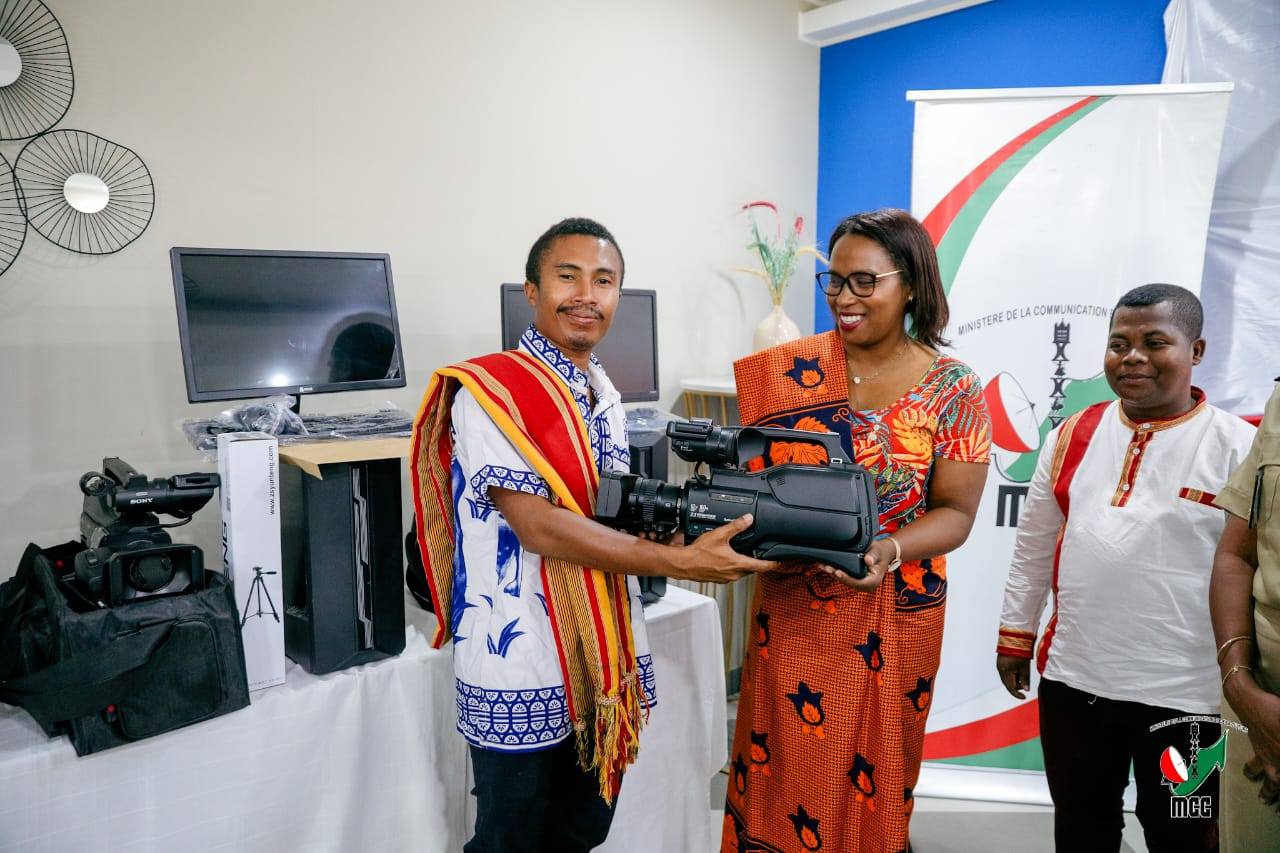 MITOHY HATRANY NY FAMPITAOVANA ATAON' NY FITONDRAM-PANJAKANA HO AN' IREO RAFITRA ENY IFOTONY