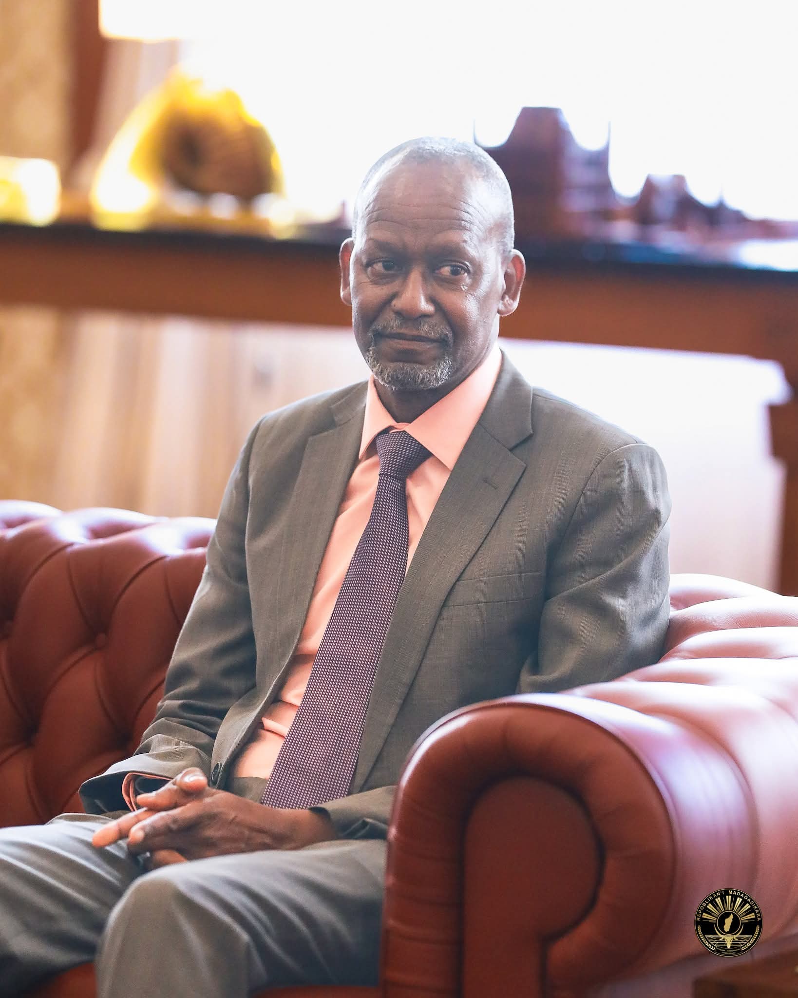 NORAISIN' NY FILOHA ANDRY RAJOELINA TENY AMIN' NY LAPAM-PANJAKANA IAVOLOHA NY SEKRETERA MPANATANTERAKY NY SADC, ANDRIAMATOA ELIAS MAGOSI