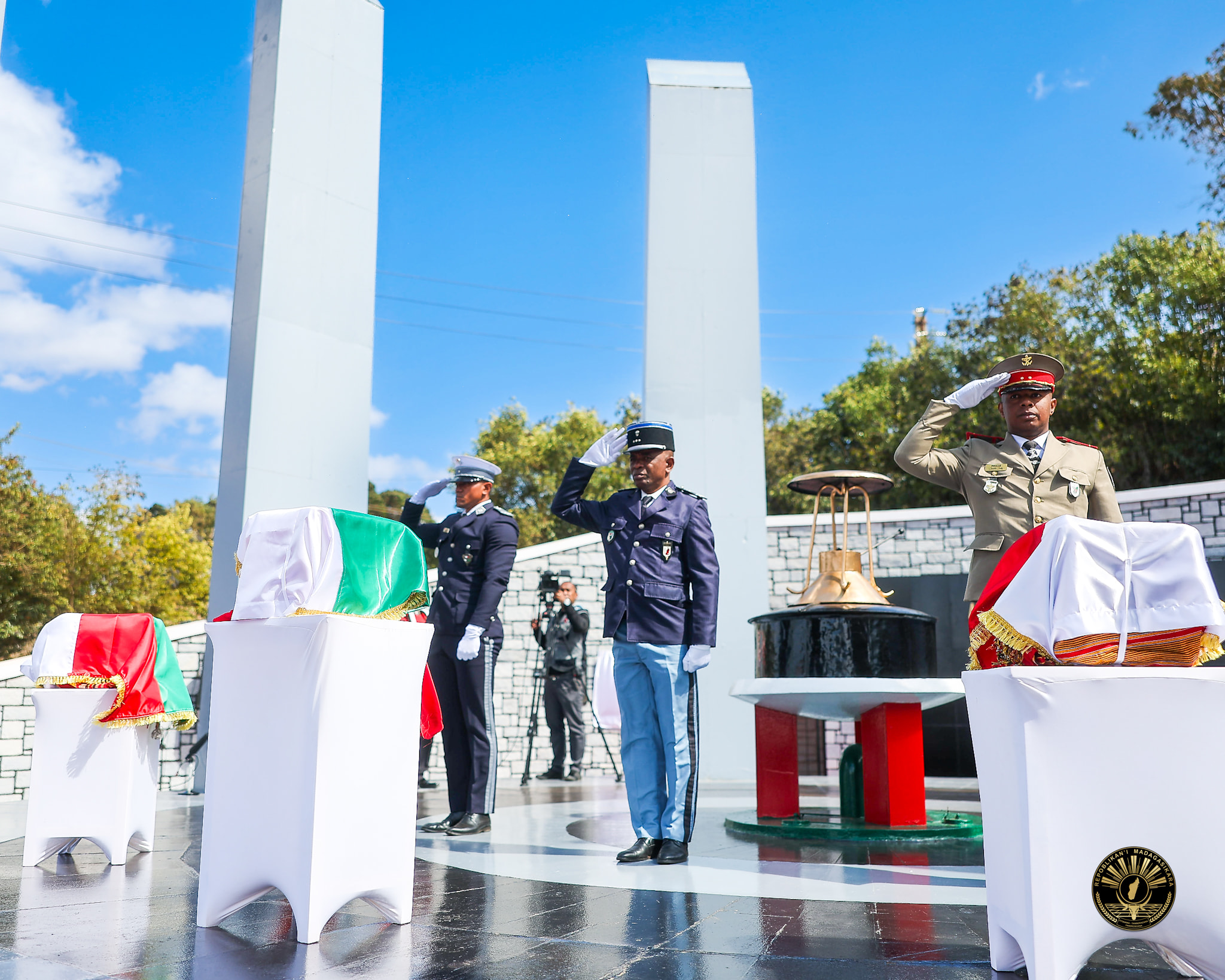 TONTOSA OMALY TENY AMIN' NY FASAN' NY MAHERIFO AVARATR' AMBOHITSAINA NY LANONANA ARA-MIARAMILA HO FANOMEZAM-BONINAHITRA SY FAMERENAN-KASINA NY AMPANJAKA TOERA SY IREO MPITARI-TAFIKA ROA LAHY LAVO HO AN' NY TANINDRAZANA TAMIN' NY 1897