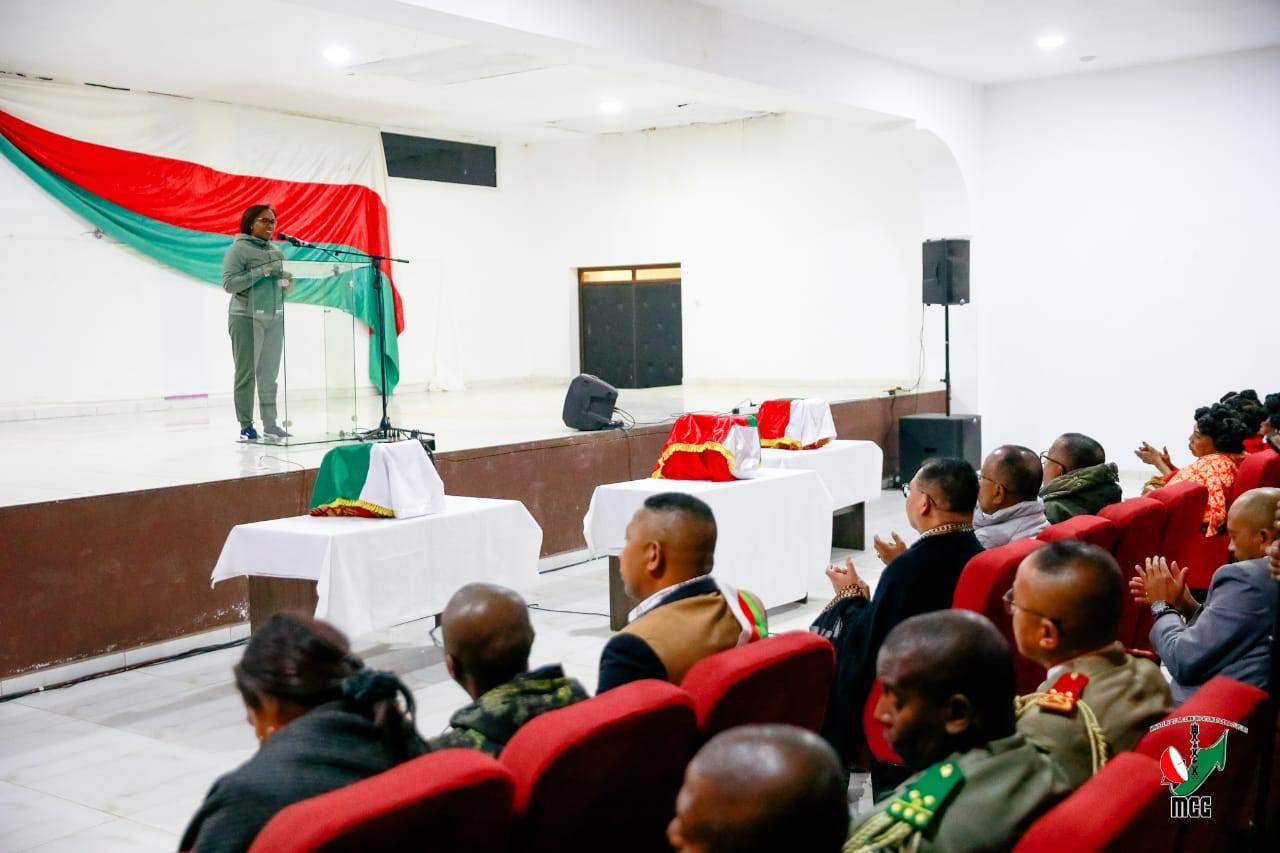 TAORIAN' NY NIAINGANY TEO MAUSOLEE, FASAN' NY MAHERY FO AVARATR' AMBOHITSAINA, ANTANANARIVO, NIJANONA TAO ANTSIRABE NY KABESON' NY AMPANJAKA TOERA SY IREO MIARAMILA ROALAHY NIARAKA TAMINY