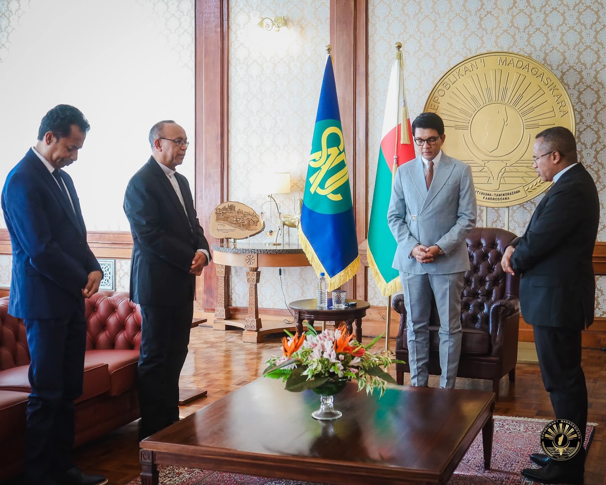 NANDRAY IREO FILOHAM-PIANGONANA TENY AMIN' NY LAPAM-PANJAKANA IAVOLOHA, NY FILOHAM-PIRENENA ANDRY RAJOELINA